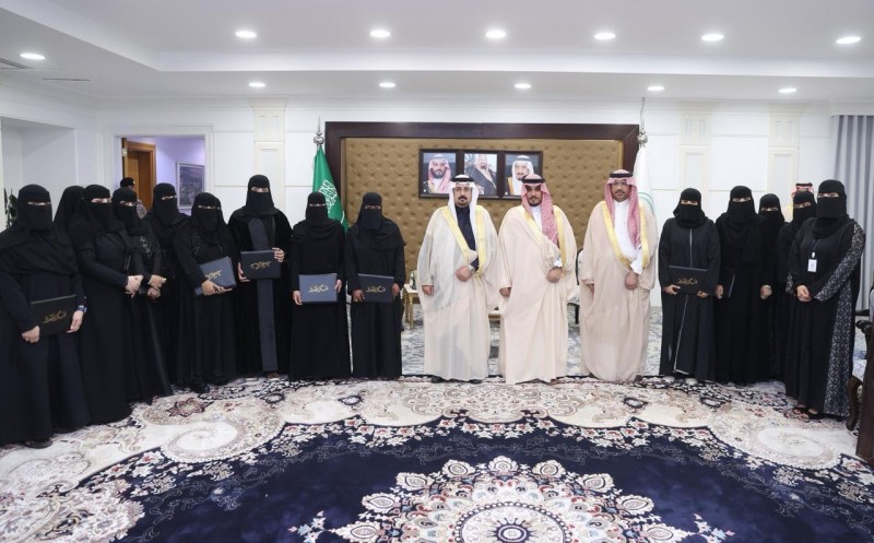 نائب أمير نجران يكرّم معلمتين وعدداً من المدارس المتميزة