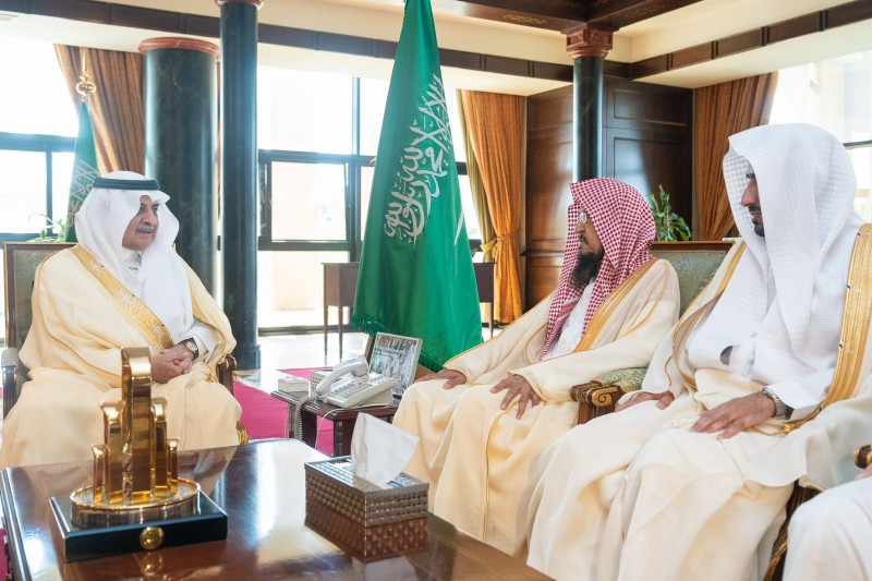 أمير تبوك يستقبل عضو هيئة كبار العلماء الشيخ يوسف بن سعيد