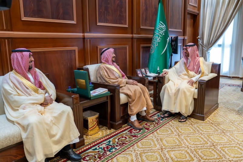 نائب أمير حائل يتسلّم مؤلف الدكتور المشيقح الجديد