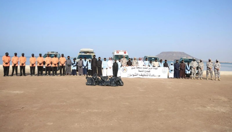 حرس الحدود بعسير ينفذ حملة بيئية لتنظيف شاطئ القحمة