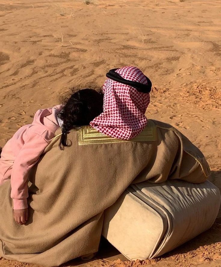 حين يصبح الأب أمًّا وأبًا في آنٍ واحد