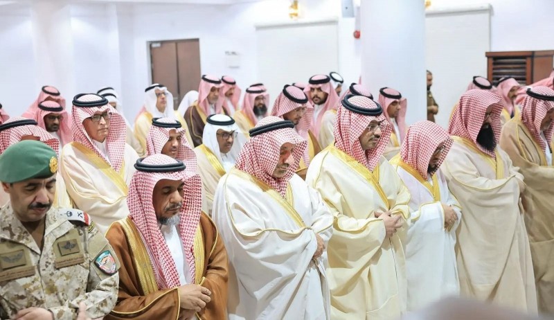 أمير نجران يؤدي صلاة الاستسقاء ويحثّ على التضرع والرجوع إلى الله