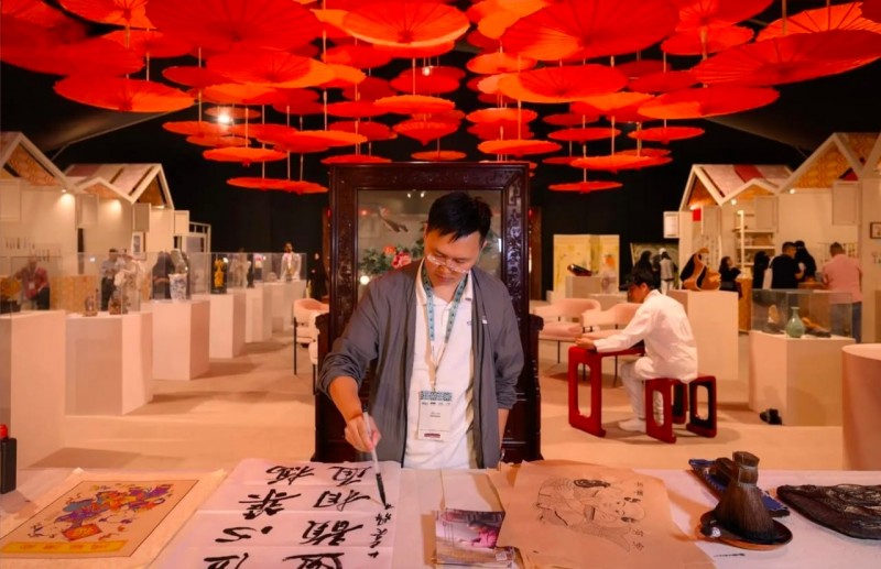 جناح الصين في "بنان": حكايات حضارة تُروى بحرف يدوية حيّة جناح الصين في "بنان": حكايات حضارة تُروى بحرف يدوية حيّة