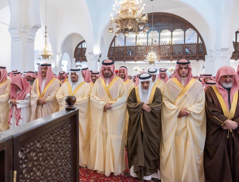الأمير محمد بن عبدالرحمن يؤدي صلاة الميت على عبدالله الشثري