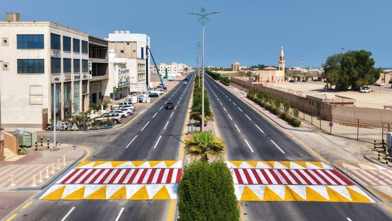 بلدية الخفجي تنتهي من أعمال دهانات تخطيط مرورية في عدد من الشوارع