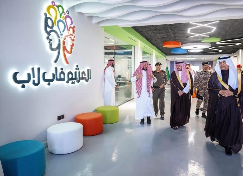 نائب أمير القصيم يزور مركز العثيم للابتكار التنموي