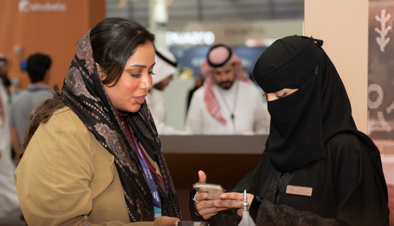 إقبال كبير على جناح أمانة عسير في اليوم الأول وسط تفاعل لافت من الزوار