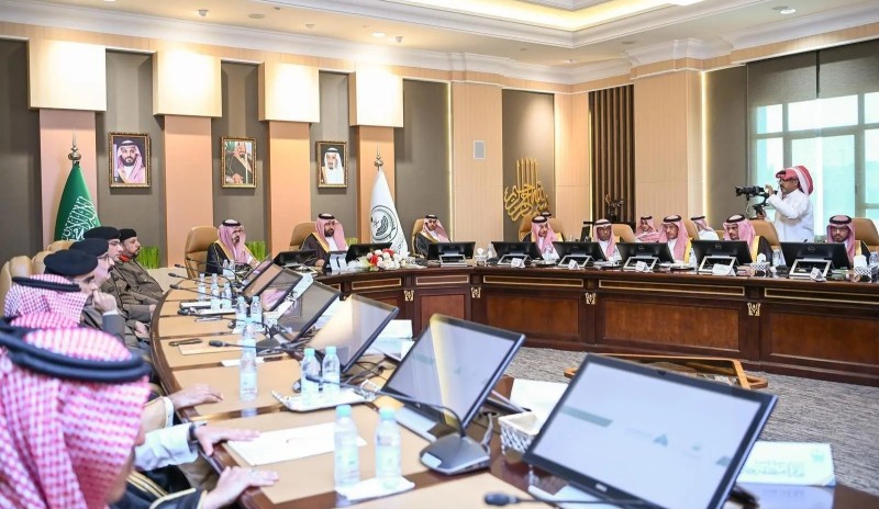 أمير جازان يترأس اجتماع السلامة المرورية ويؤكد تكامل الجهود لخفض الحوادث