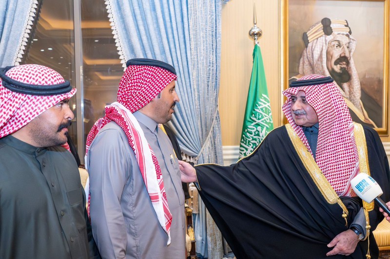 أمير تبوك يكرم شقيقين لأمانتهما ويقدم لهما مكافأة مجزية