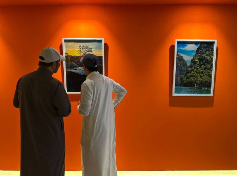 افتتاح معرض «على حافة الضوء»