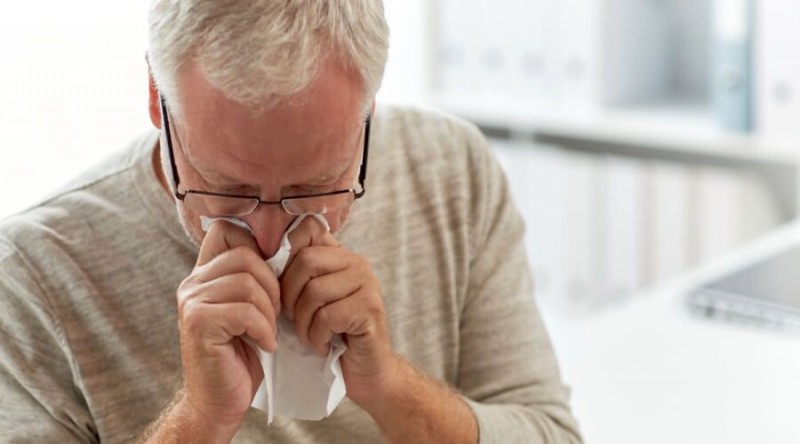 الشتاء يرفع مخاطر العدوى ويزيد حاجة كبار السن للتطعيم