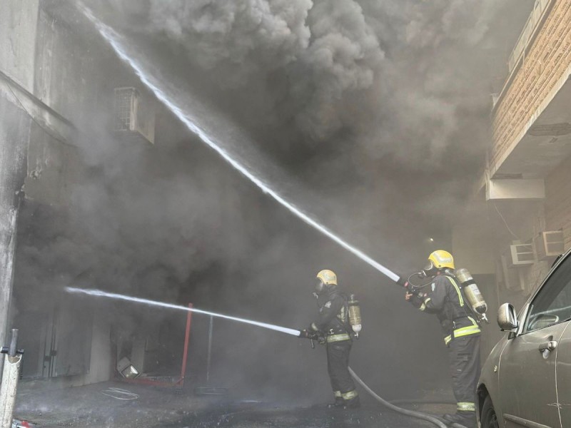 الدفاع المدني يسيطر على حريق محل تجاري في الدمام