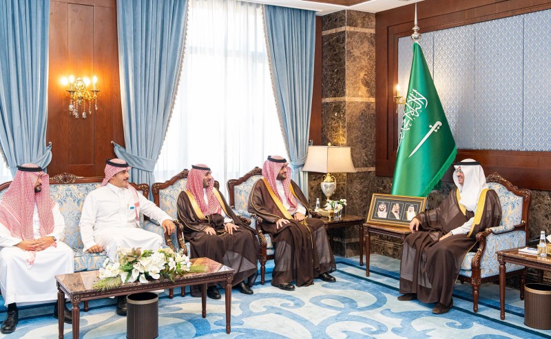 محافظ الأحساء يلتقي منسوبي البنك العربي لبحث سبل تعزيز المنظومة المالية في المنطقة