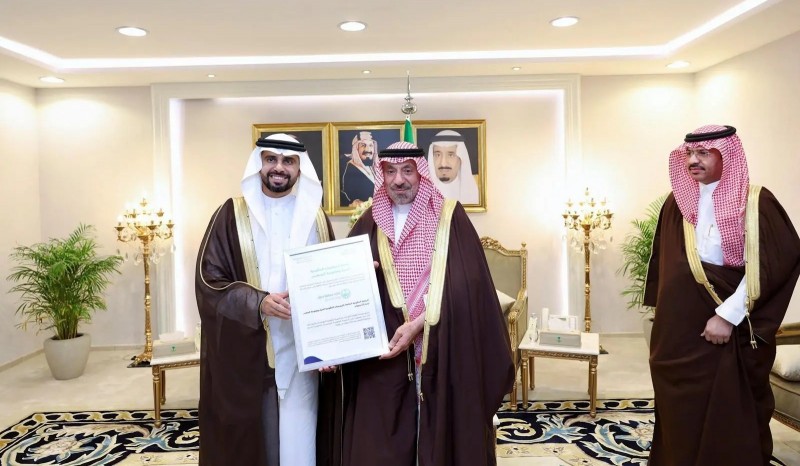 أمير نجران يستعرض منجزات التحوّل الرقمي