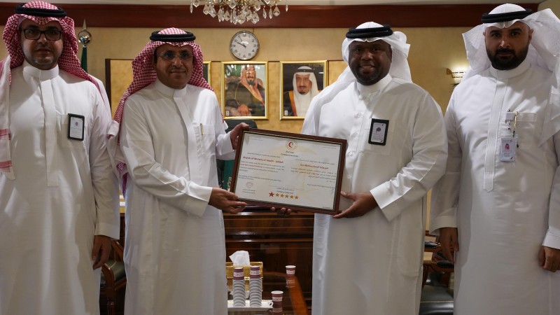 الهلال الأحمر يمنح شهادة الامتثال الإسعافي لفرع صحة جدة