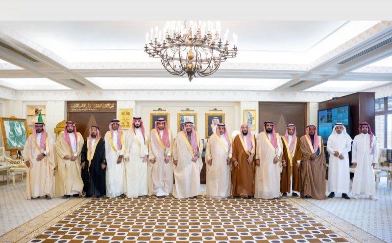 أمير منطقة القصيم يستقبل لجنة أهالي مركز الفويلق ويشيد بمبادراتهم المجتمعية