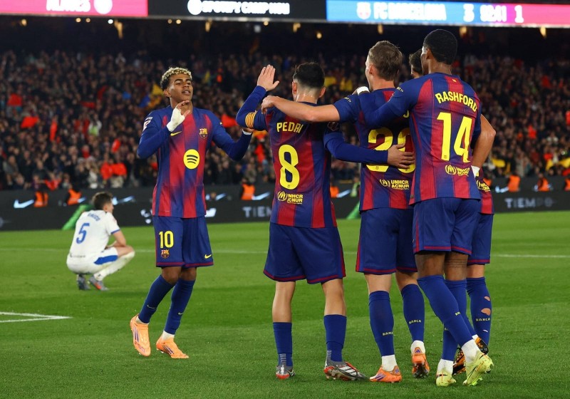 برشلونة يخطف الصدارة بثلاثية في شباك ألافيس