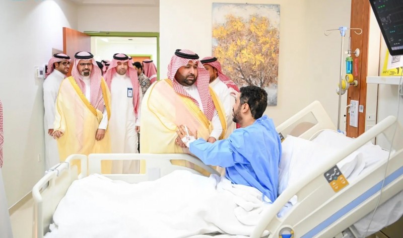 أمير منطقة جازان ونائبه يطمئنان على صحة مدير تعليم جازان