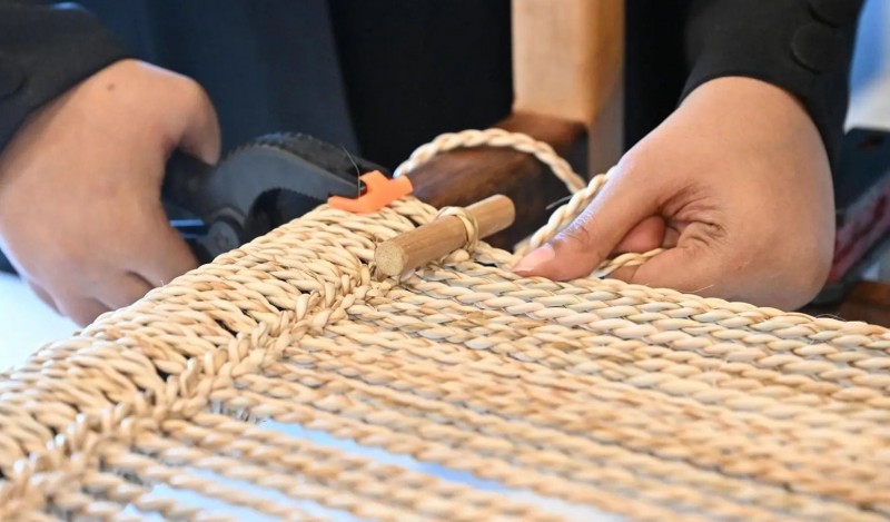 مهارة اليد وروح التراث تجتمعان في ورشة صناعة القعادة