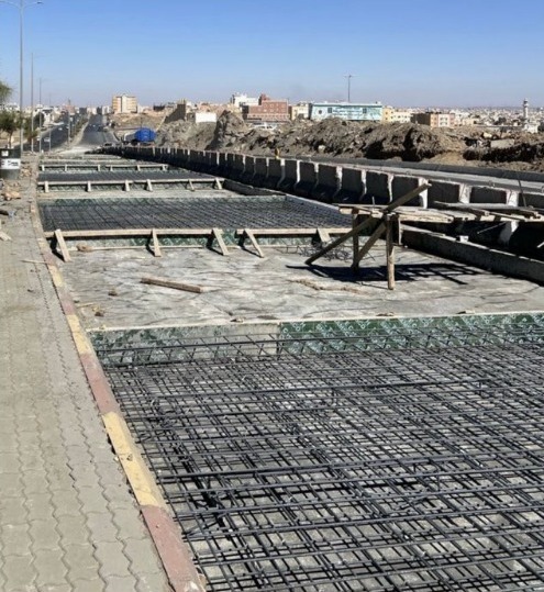 استمرار أعمال صيانة طريق التحلية بخميس مشيط لضمان سلامة الطريق