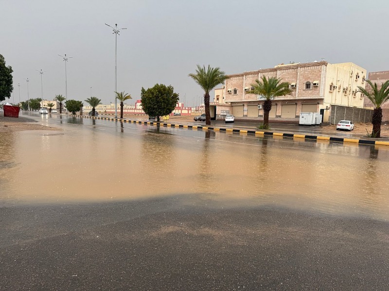 أمطار غزيرة  تستنفر الجهات المختصة في ينبع