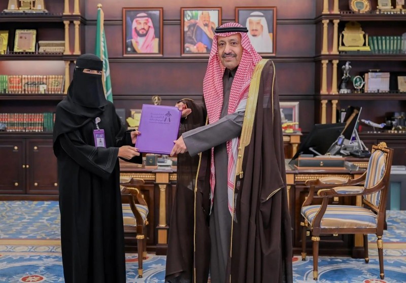 أمير الباحة يتسلم التقرير السنوي لمركز رعاية الأطفال ذوي الإعاقة