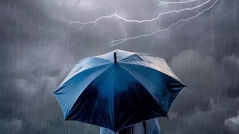 تنبيهات متقدمة تشمل 11 منطقة مع توقعات بهطول أمطار غزيرة ورياح قوية