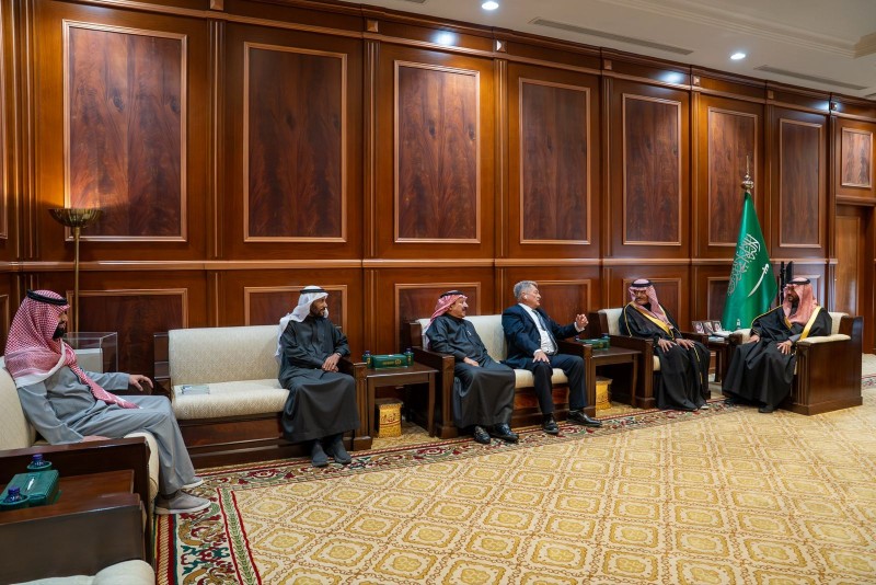 نائب أمير حائل يتسلّم النسخة المترجمة من كتاب “المورينجا أوليفيراء”