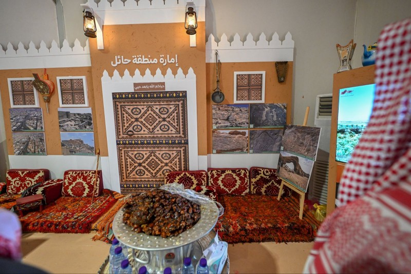 جناح إمارة منطقة حائل يبرز مواقعها الأثرية المسجلة في «اليونسكو»