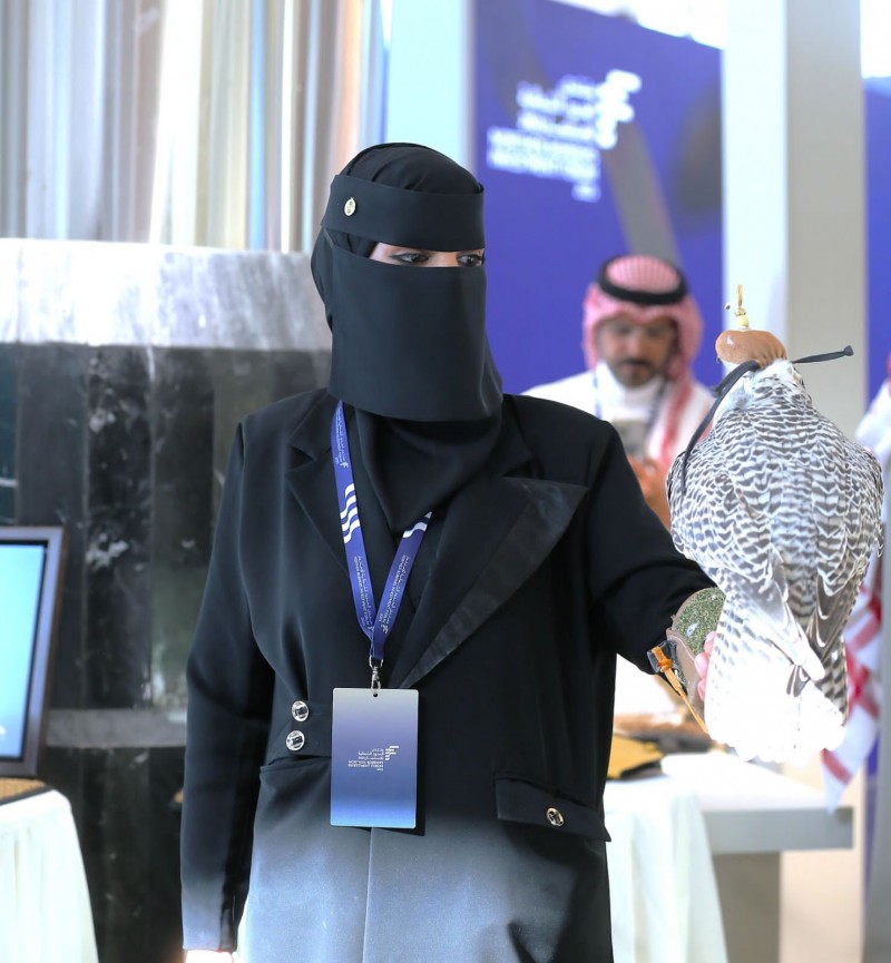 أمينة العنزي تسجل حضورها كأول صقارة في الحدود الشمالية