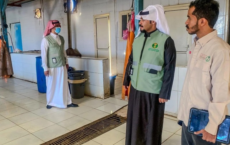 حملة رقابية مكثفة بنجران لتعزيز سلامة الأغذية في أسواق النفع العام والمسالخ