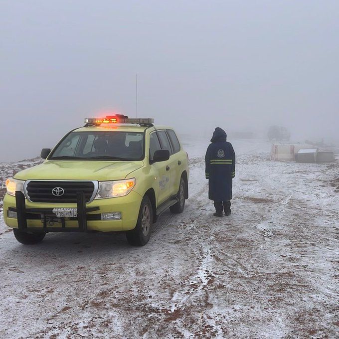 الدفاع المدني بتبوك يعزّز السلامة في جبل اللوز