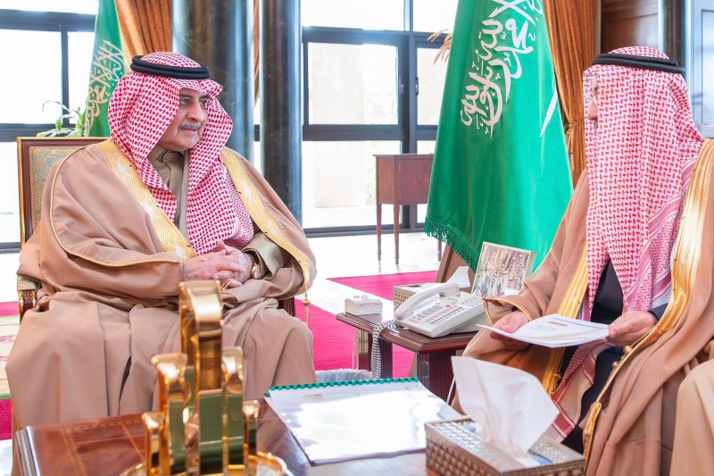 أمير تبوك يطلع على نسب الإنجاز في المشروعات التي تنفذها أمانة المنطقة