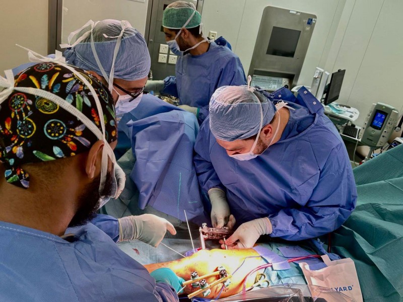 تدخل طبي متقدم بمكة ينهي معاناة مريضة من تشوه في عظم الفخذ