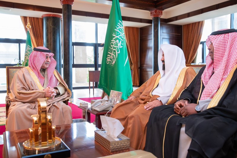 أمير تبوك يستقبل رئيس المحكمة الإدارية بالمنطقة أمير تبوك يستقبل رئيس المحكمة الإدارية بالمنطقة