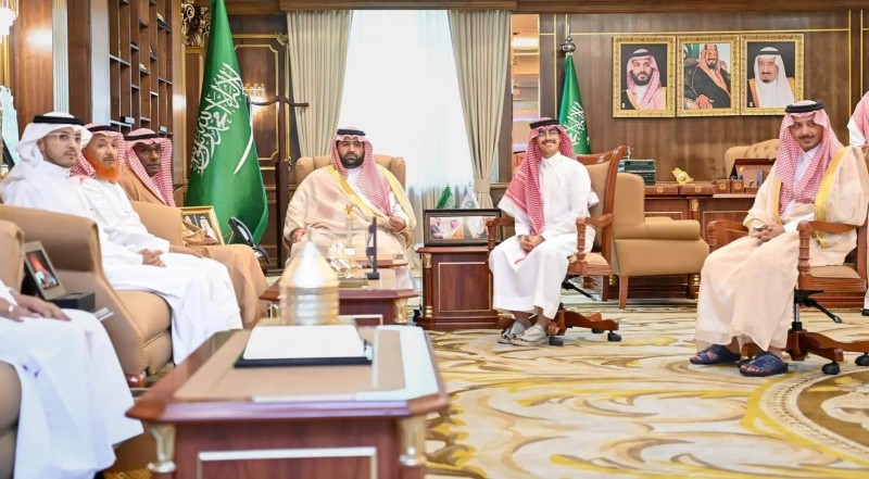 أمير جازان يستقبل الفائز بالمركز الأول في مهرجان الأفلام الطلابية