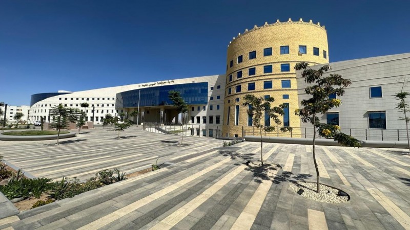 بلدية خميس مشيط تواصل صيانة طريق الملك سعود لتحسين جودة الحياة