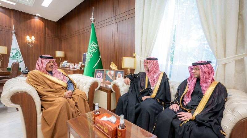 أمير حائل يطّلع على معمل «كود» لريادة الأعمال الرقمية