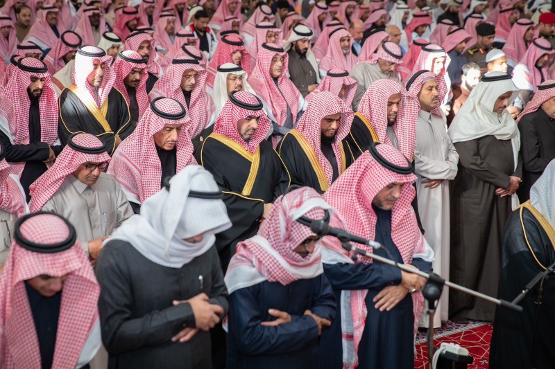 نائب أمير تبوك يؤدي صلاة الميت على الشيخ أحمد الخريصي