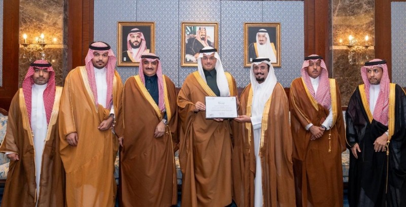 محافظ الأحساء يسلم أمانة الأحساء شهادة اعتماد برنامج حياك