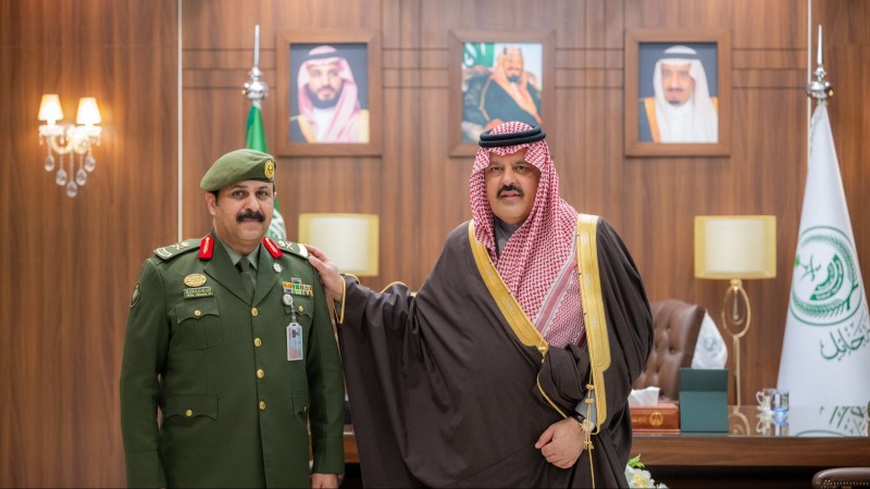 أمير منطقة حائل يُقلّد قيادات جوازات المنطقة رتبهم الجديدة