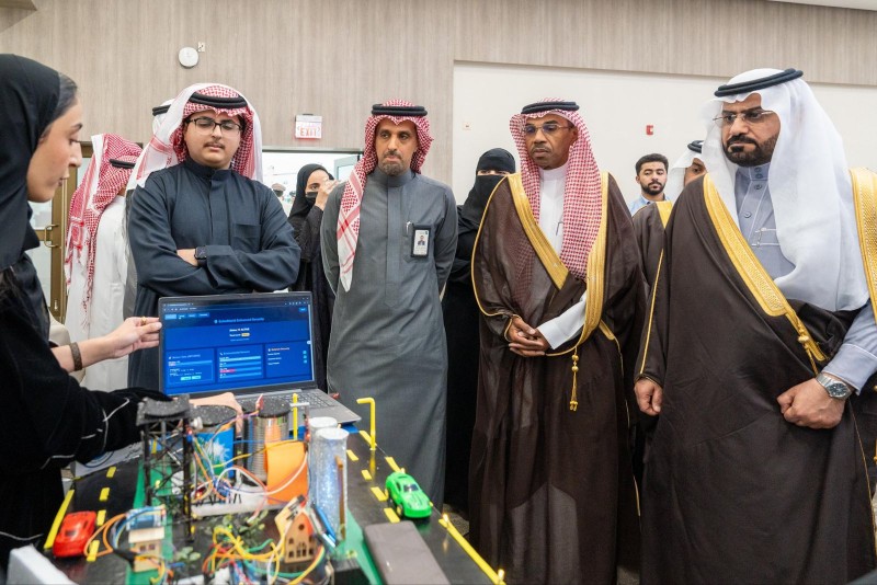 وكيل محافظ الأحساء يكرّم الفائزين في مسابقة روّاد الأمن السيبراني