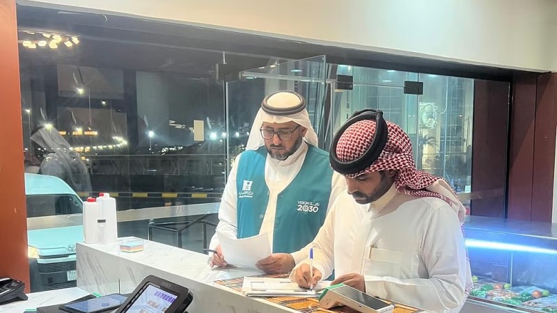 لجنة توطين الوظائف بنجران تكثف جولاتها لمتابعة الالتزام بالقرارات