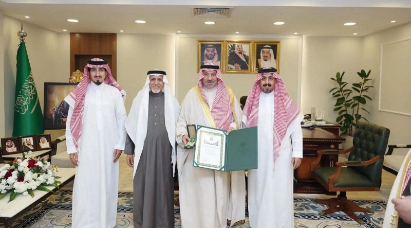 أمير نجران يسلّم وسام الملك عبدالعزيز لمواطن تبرّع بكليته لوالده