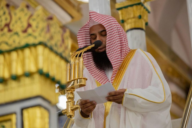 إمام المسجد النبوي: ادعاء علم الغيب كذب ومنازعة لحق الله