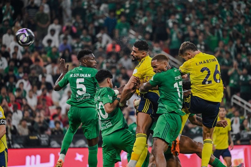 الأهلي يهزم النصر في كلاسيكو مثير ويُلحق به الخسارة الأولى في دوري روشن