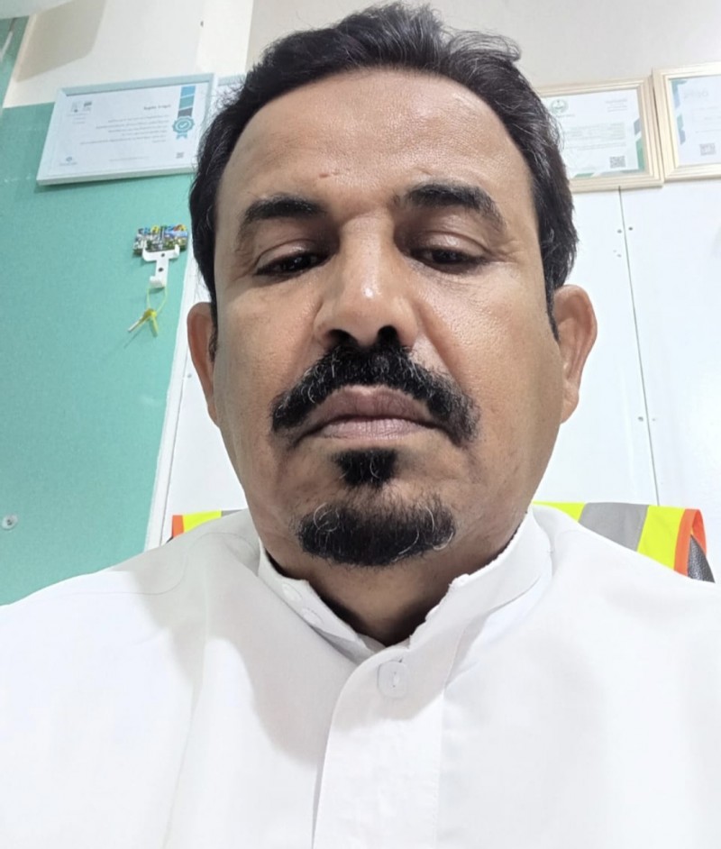 إبراهيم آل مانع يهنئ المهندس آل مداوي بحصوله على الماجستير بمرتبة الشرف