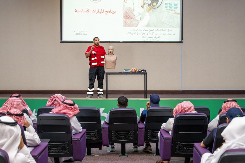 الهلال الأحمر بمكة يعزّز الوعي الإسعافي عبر برامج تدريبية وتوعوية