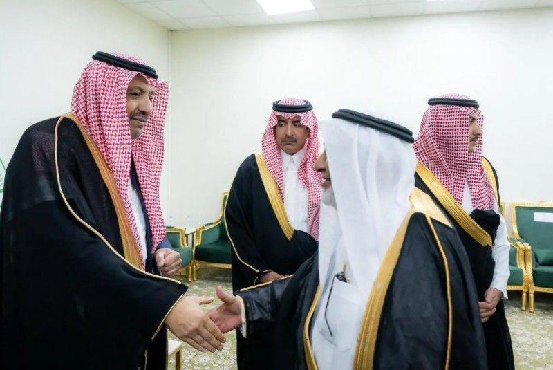 أمير الباحة يقف ميدانيًا على مشروعات المخواة ويلتقي الأهالي