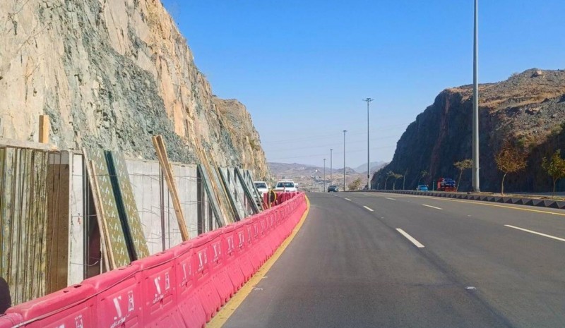 أمانة الباحة تنفذ جدارًا استناديًا لتعزيز سلامة الطرق الرئيسة